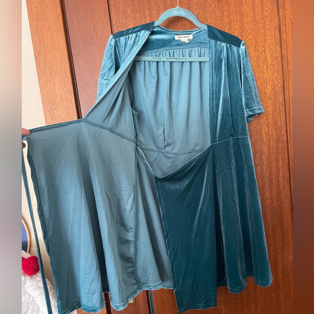 MOVING SALE! Amazing blue velvet Billabong wrap dress. Never worn! Size L - Picture 9 of 9